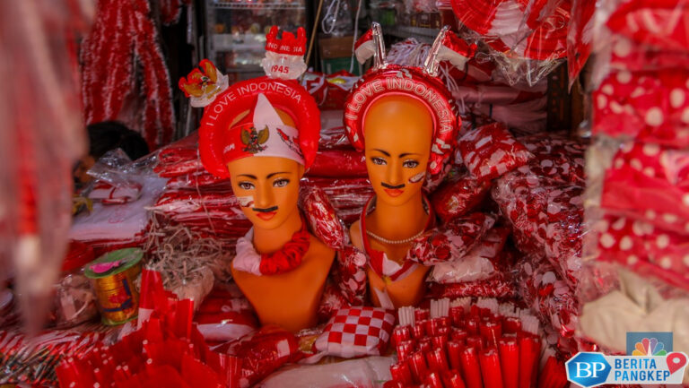 jelang-hut-ke-80-ri-atribut-merah-putih-serbu-pasar-jati-negara