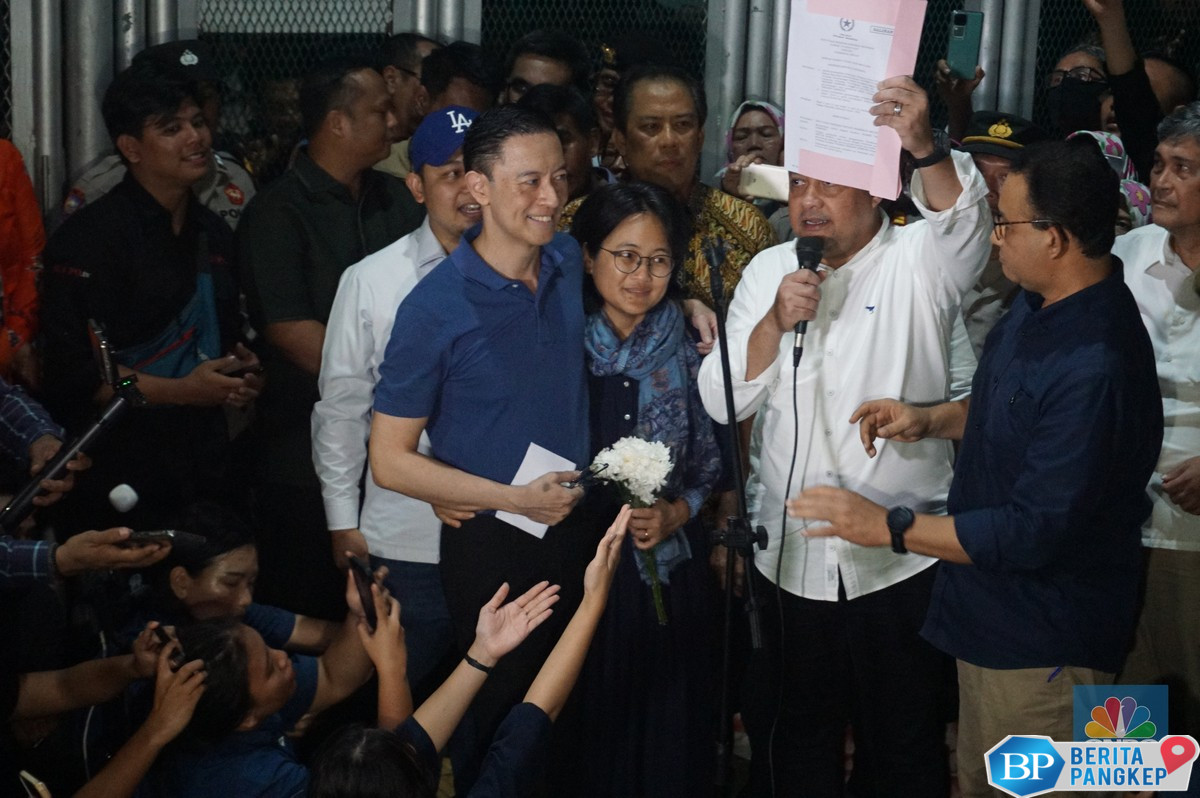 momen-tom-lembong-bebas-dari-rutan-cipinang-disambut-padat-manusia
