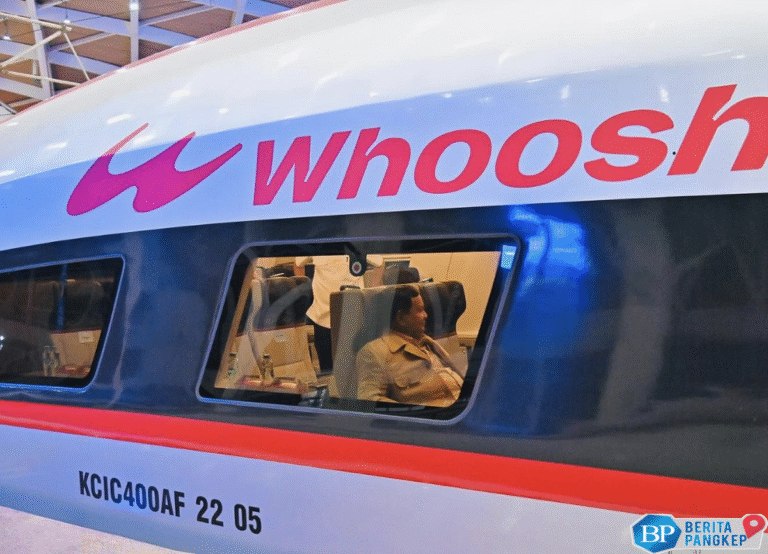 naik-kereta-cepat-whoosh-ke-bandung-prabowo-duduk-dekat-jendela