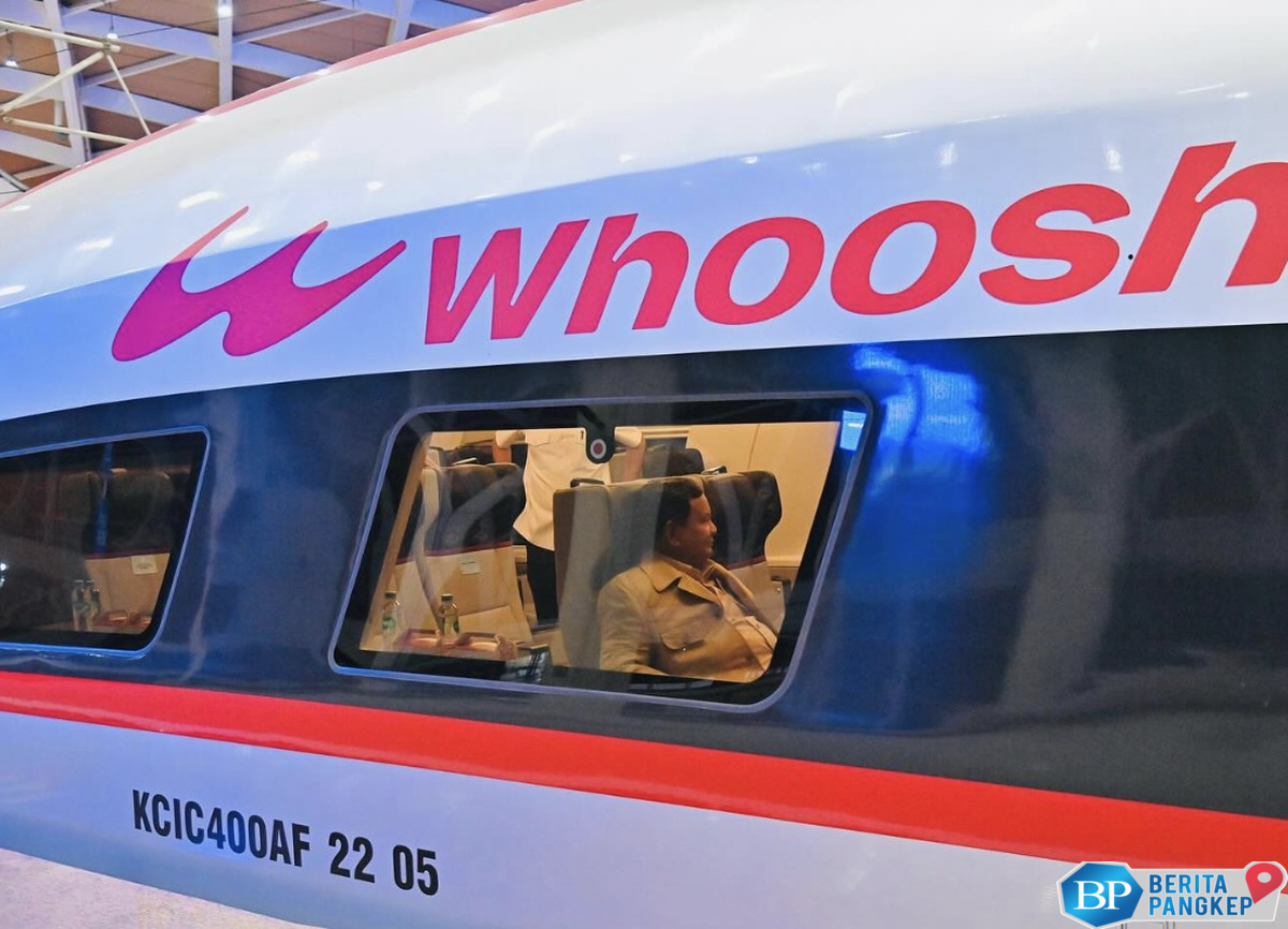 naik-kereta-cepat-whoosh-ke-bandung-prabowo-duduk-dekat-jendela