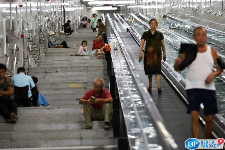 potret-china-mendidih-cuaca-tembus-44-derajat-warga-selamatkan-diri