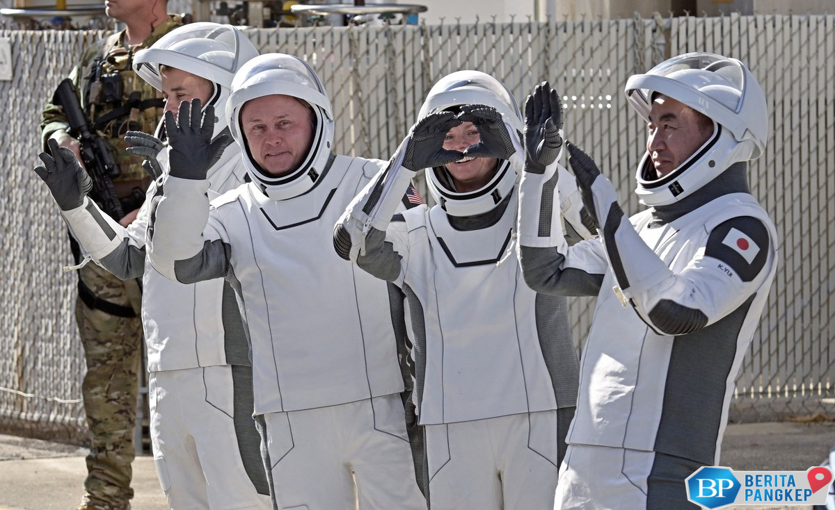 potret-empat-astronaut-crew-11-siap-tunggangi-naga-menuju-antariksa