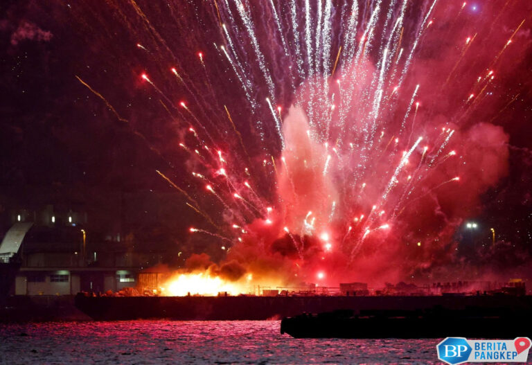 potret-kapal-tongkang-bawa-kembang-api-terbakar-meledak-penuh-warna