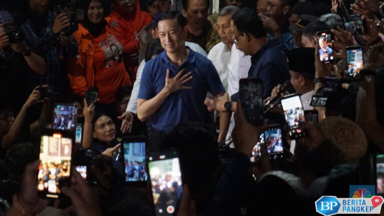 tom-lembong-resmi-keluar-dari-rutan-cipinang-bebas-kena-abolisi