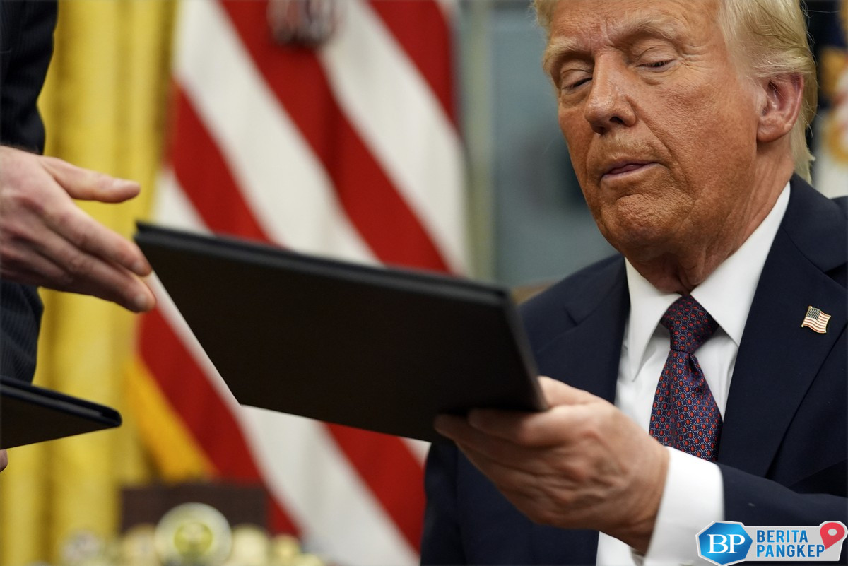 trump-pecat-pejabat-senior-as-tuduh-ada-manipulasi-data